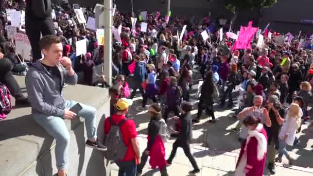 数十万人が行進し カリフォルニア州ロサンゼルスのダウンタウンでドナルド トランプの大統領に抗議する兆候を運ぶ — ストック動画