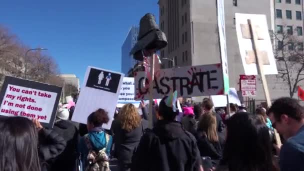 Ogromny Protest Przeciwko Prezydenturze Donalda Trumpa Centrum Los Angeles Znakami — Wideo stockowe