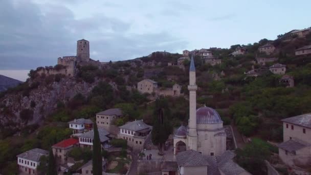 波斯尼亚和黑塞哥维那一个村庄上空美丽的空中 — 图库视频影像