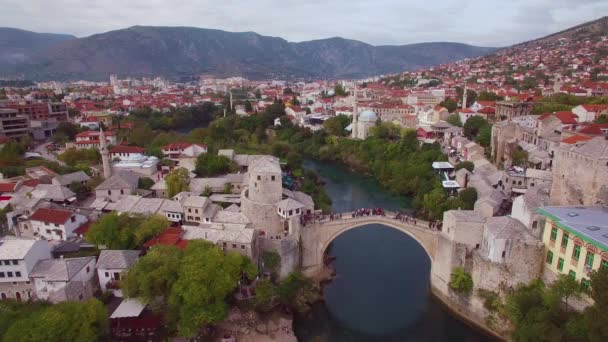 波斯尼亚和黑塞哥维那莫斯塔尔著名的Stari Most桥美丽的空中拍摄 — 图库视频影像