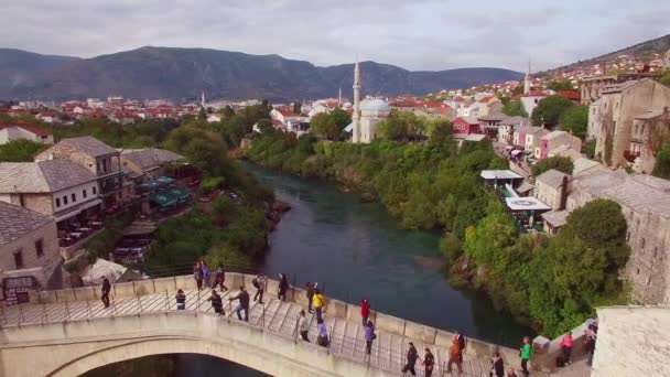 Vacker Antenn Skott Den Berömda Stari Most Bron Mostar Bosnien — Stockvideo