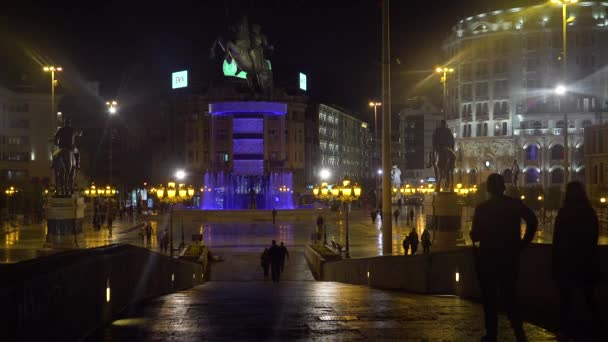 Statue Ostentate Stile Sovietico Dominano Skyline Notturno Skopje Macedonia — Video Stock