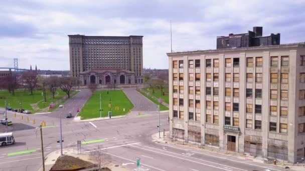 Edifícios Abandonados Passado Aéreo Revelam Exterior Estação Ferroviária Central Abandonada — Vídeo de Stock