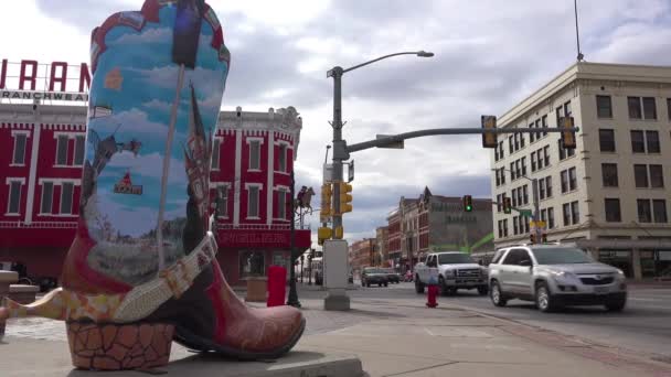 Sepatu Bot Koboi Besar Adalah Fitur Markah Tanah Dari Jalan — Stok Video
