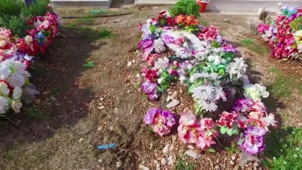 Bloemen Versieren Een Begraafplaats Een Afgelegen Regio Van Albanië — Stockvideo