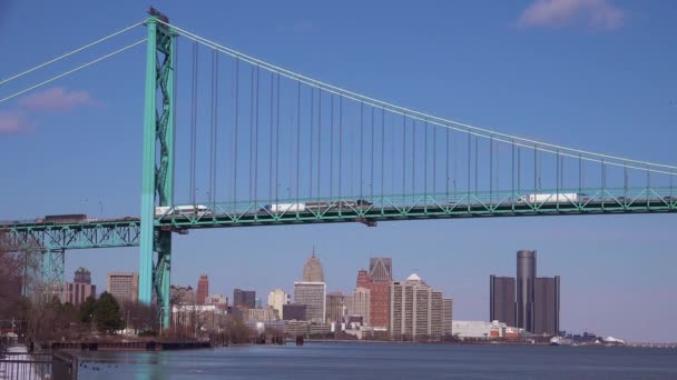 デトロイト川 大使橋 Gm塔がミシガン州デトロイト中心街近くにある — ストック動画