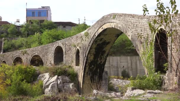 Starý Kamenný Most Překračuje Řeku Albánii — Stock video