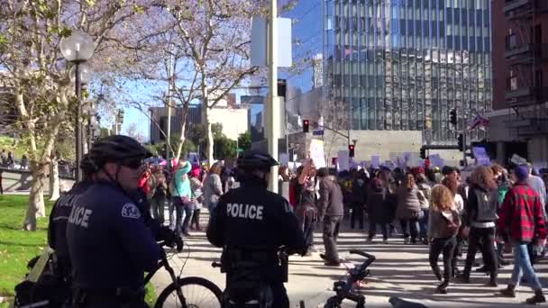 警察は ロサンゼルスのダウンタウンでドナルド トランプに対する集会で抗議者を行進させることに細心の注意を払っています — ストック動画
