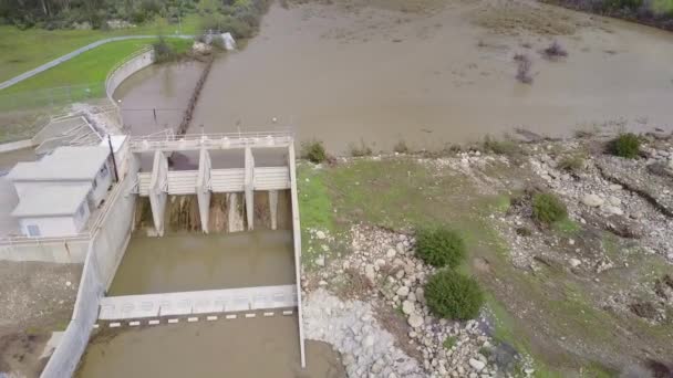 漂亮的空中射击飞越了一条从山上流出来的河流 进入了加州奥贾伊后面的一座大坝 — 图库视频影像
