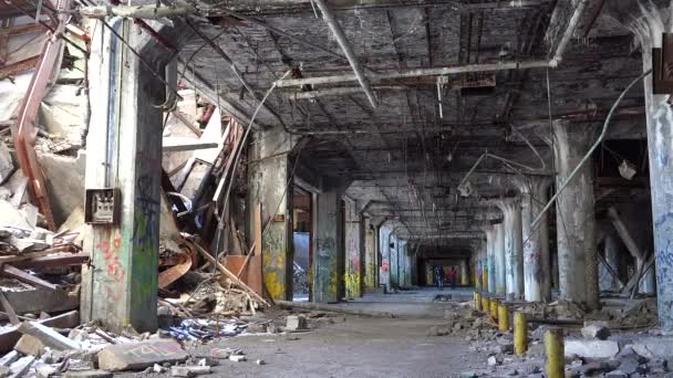 Wnętrze Opuszczonej Zawalającej Się Fabryki Samochodów Detroit Michigan — Wideo stockowe