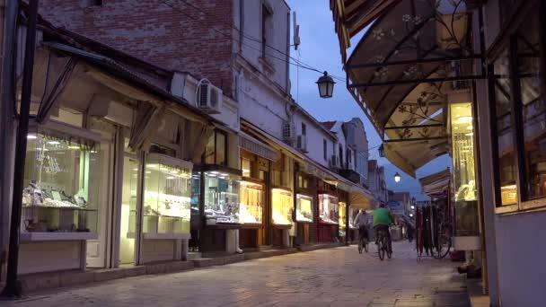 Ювелирные Магазины Другие Магазины Выстроились Вдоль Улицы Старом Городе Скопье — стоковое видео