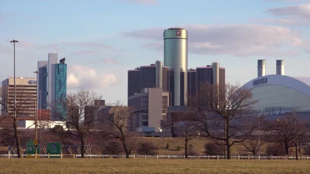 Gmタワーとフォードフィールドとデトロイト ミシガン州のショットを確立 — ストック動画