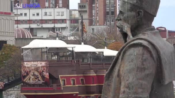 Ošklivé Sochy Sovětského Stylu Dominují Panorama Skopje Makedonie — Stock video
