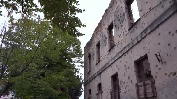 Zerstörte Gebäude Aus Dem Krieg Der Innenstadt Von Mostar Bosnien — Stockvideo