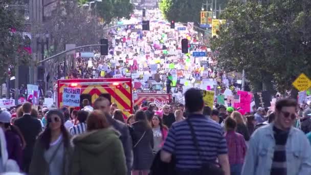 Los Angeles Şehir Merkezinde Donald Trump Başkanlığına Karşı Büyük Bir — Stok video