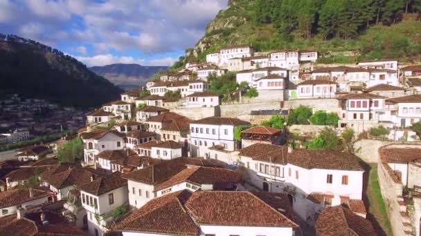 Bonne Prise Vue Aérienne Des Anciennes Maisons Sur Colline Berat — Video