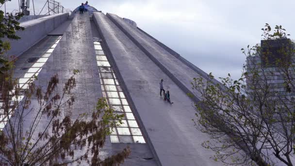 Terk Edilmiş Bir Piramit Arnavutluk Tiran Şehir Merkezindeki Komünist Dönemin — Stok video
