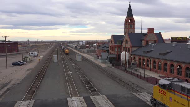 Treno Merci Attraversa Centro Cheyenne Wyoming — Video Stock