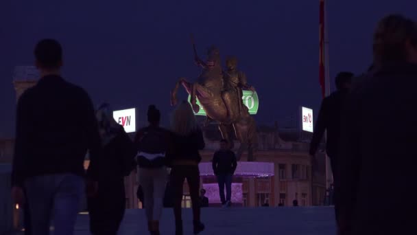 Μεγάλα Αγάλματα Δεσπόζουν Στο Νυχτερινό Ορίζοντα Στα Σκόπια Της Πγδμ — Αρχείο Βίντεο
