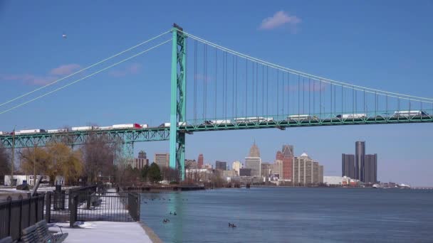 デトロイト川 大使橋 Gm塔がミシガン州デトロイト中心街近くにある — ストック動画