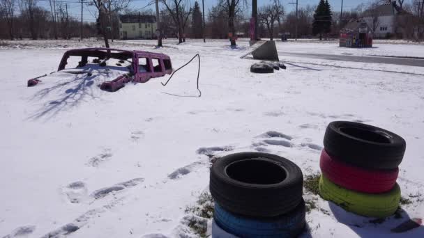ミシガン州デトロイト中心街のゲットー地区の雪の中の放棄されたアイテム — ストック動画