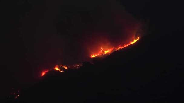 2017年にカリフォルニア州の乾燥した丘陵地帯で夜に火事が発生 — ストック動画