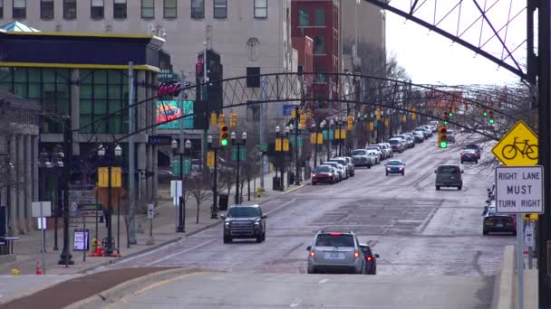 Etablera Bild Flint Michigan Huvudgata Och Trafik — Stockvideo