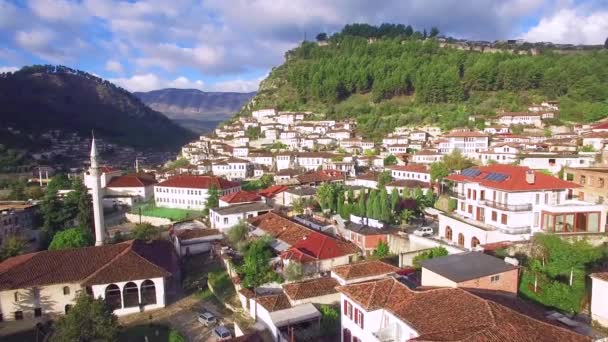 Bonne Prise Vue Aérienne Des Anciennes Maisons Sur Colline Berat — Video