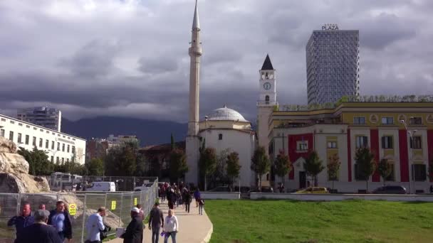 Hauptmoschee Und Fußgänger Der Innenstadt Von Tirana Albanien — Stockvideo