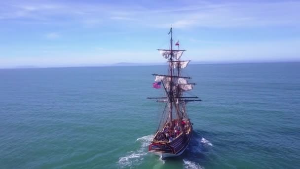 Spectaculaire Antenne Een Hoog Zeilschip Open Oceaan Overdag — Stockvideo