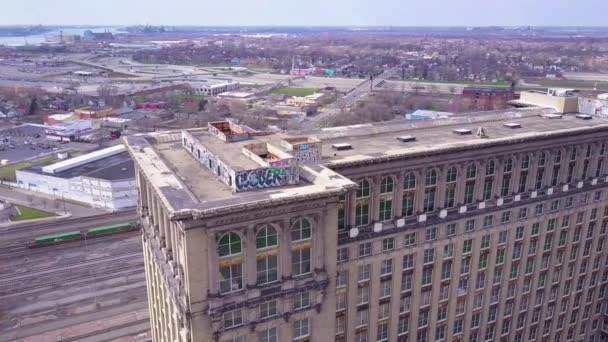 Aérea Barrido Del Exterior Estación Central Abandonada Detroit Michigan — Vídeos de Stock