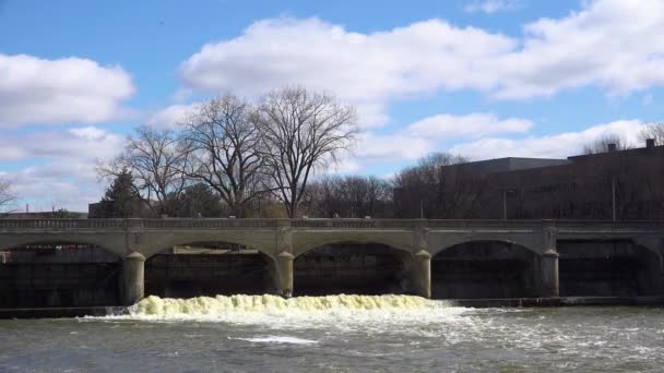 Agua Contaminada Fluye Desde Río Flint Través Flint Michigan Durante — Vídeo de stock