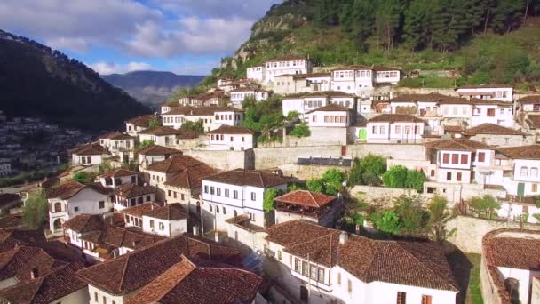 Добрий Повітряний Постріл Стародавні Будинки Схилі Пагорба Бераті Албанія — стокове відео