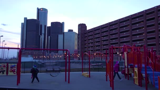 Torre Entardecer Longo Rio Detroit Detroit Michigan Com Crianças Brincando — Vídeo de Stock