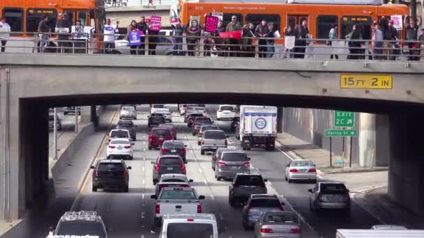 도널드 트럼프를 반대하는 레스의 교차로에서 멕시코 국기를 흔들고 있습니다 — 비디오