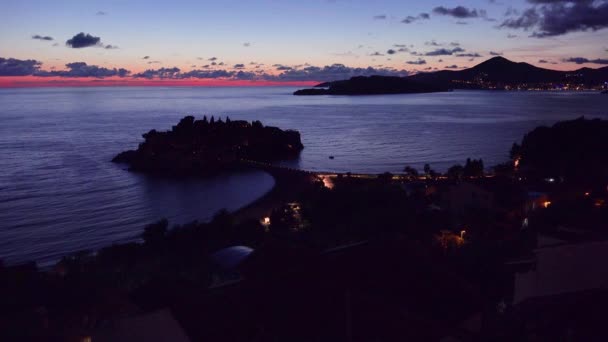 モンテネグロの美しいスヴェティ シュテファン島で撮影された驚くべき高角度の夜 — ストック動画