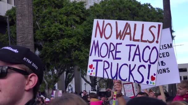 Obrovský Protest Proti Prezidentství Donalda Trumpa Centru Los Angeles Nápisem — Stock video