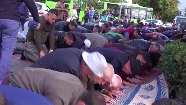 Moslimmannen Bidden Straten Van Tirana Albanië — Stockvideo