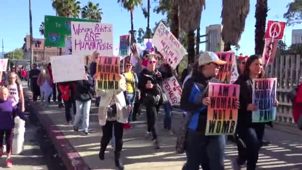 Огромный Протест Против Президентства Дональда Трампа Центре Лос Анджелеса — стоковое видео