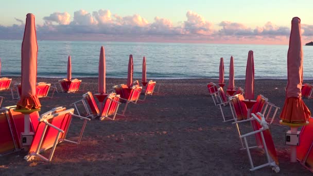 Strandstolar Och Parasoll Markerar Avstängd Semesterort — Stockvideo