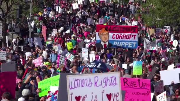 Egy Hatalmas Tiltakozás Donald Trump Elnöksége Ellen Los Angeles Belvárosában — Stock videók
