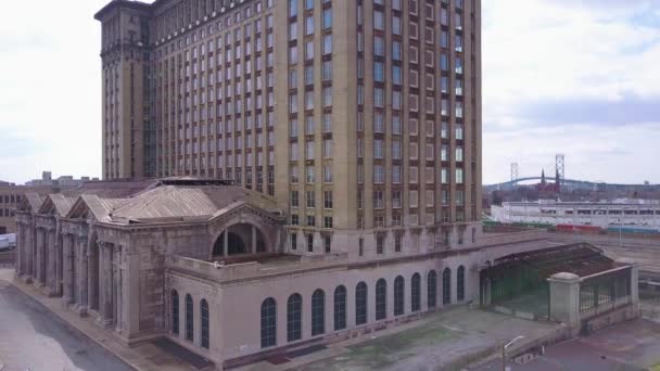 Rising Aerial Exterior Abandoned Central Train Station Detroit Michigan — 비디오