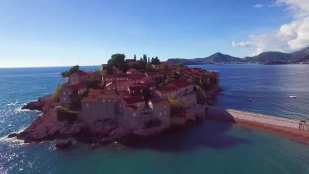 在美丽的黑山斯维提 斯特凡岛上上空进行了引人注目的空中射击 — 图库视频影像