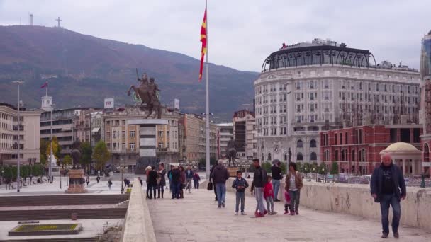 マケドニアのスコピエの中心街のスカイラインを支配するオステンティアス ソビエト様式の彫像 — ストック動画
