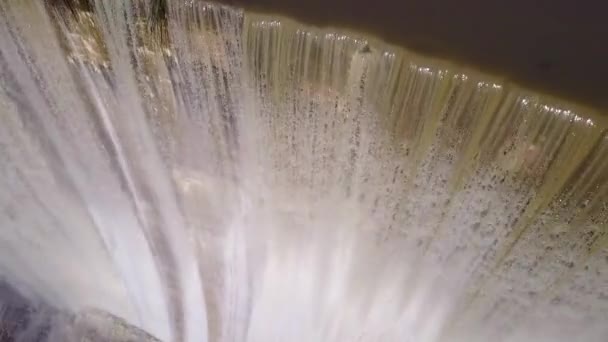 Schöne Luftaufnahme Über Einen Hohen Wasserfall Oder Damm Voller Überschwemmungsstufe — Stockvideo