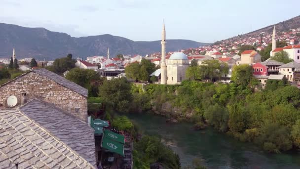 Pengambilan Gambar Pendirian Sungai Sepanjang Kota Tua Mostar Bosnia Herzegovina — Stok Video