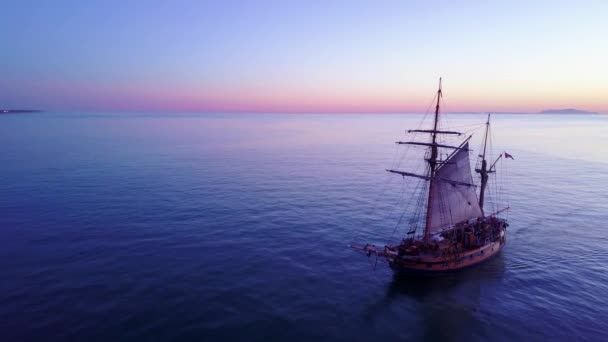 Espetacular Antena Alto Veleiro Oceano Aberto Pôr Sol — Vídeo de Stock