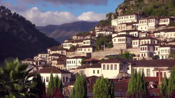 Indah Membangun Tembakan Rumah Rumah Kuno Sisi Bukit Berat Albania — Stok Video