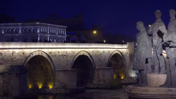 Oostende Standbeelden Sovjetstijl Domineren Nachtelijke Skyline Skopje Macedonië — Stockvideo