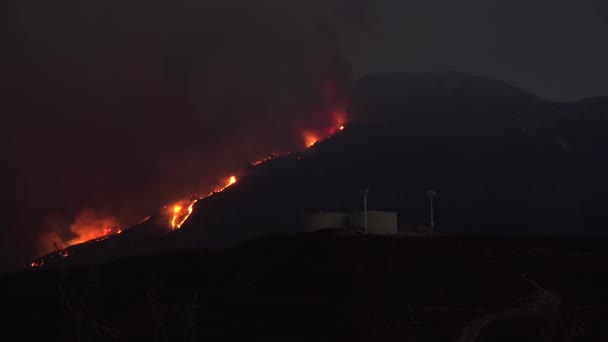 Άγριες Πυρκαγιές Καίνε Νύχτα Στις Ξηρές Πλαγιές Των Λόφων Στην — Αρχείο Βίντεο